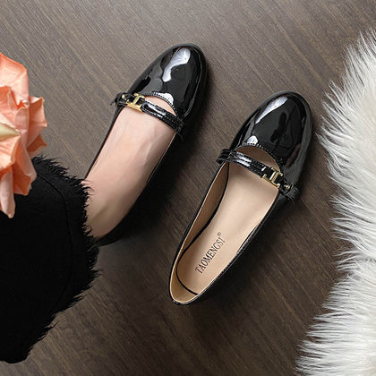 TAOMENGSI Women's Round-Toe Patent Strap Commuter Flats side angle view